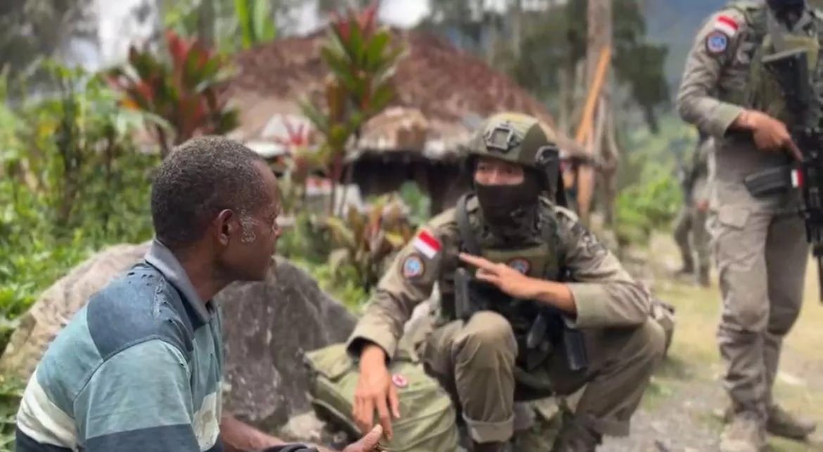 Patroli Humanis Satgas Ops Damai Cartenz-2026 di Sinak Perkuat Kedekatan dengan Masyarakat