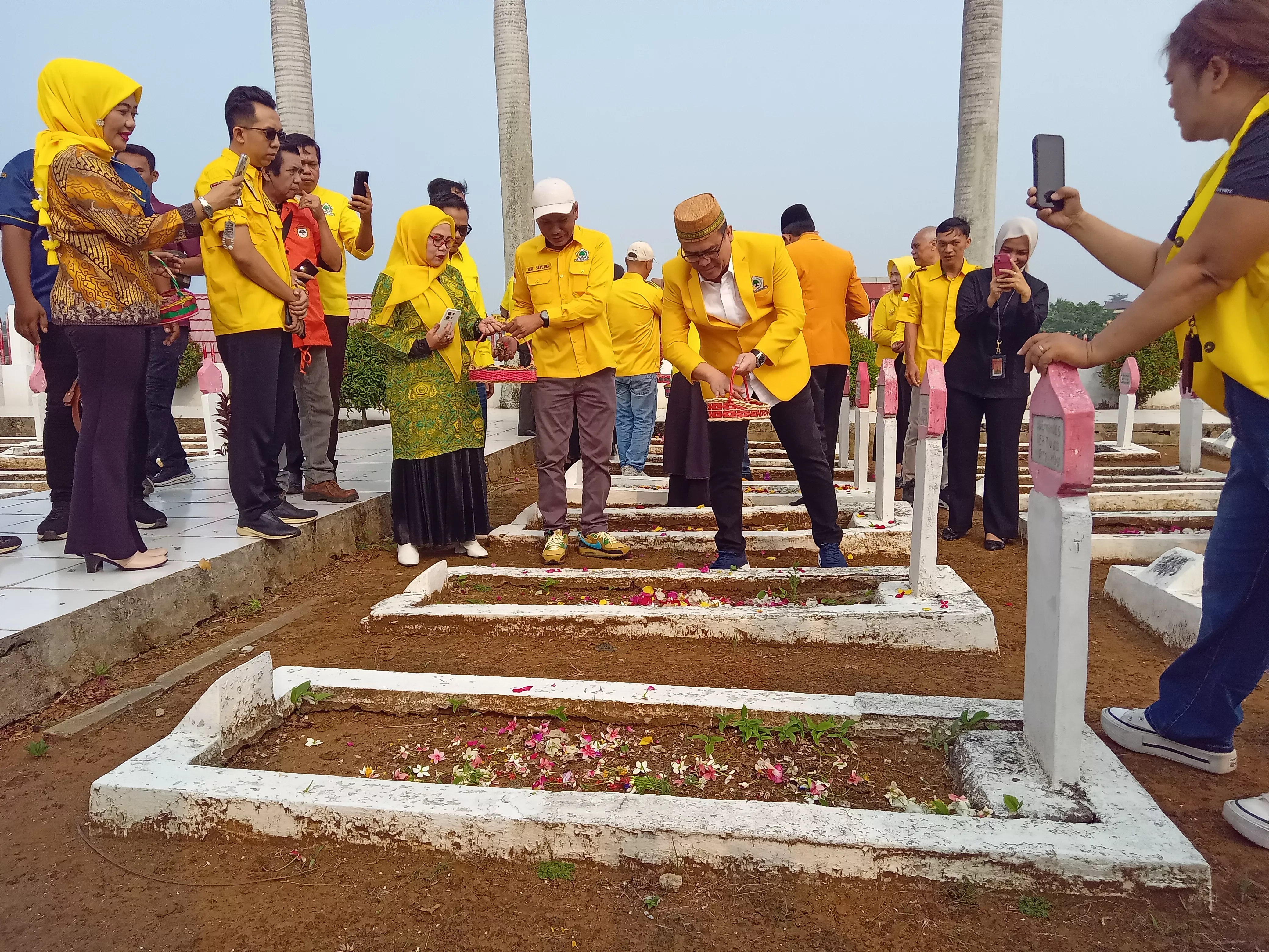 HUT ke-62 Partai Golkar, DPD Golkar Bengkulu Gelar Ziarah Makam Pahlawan dan Santuni Anak Yatim