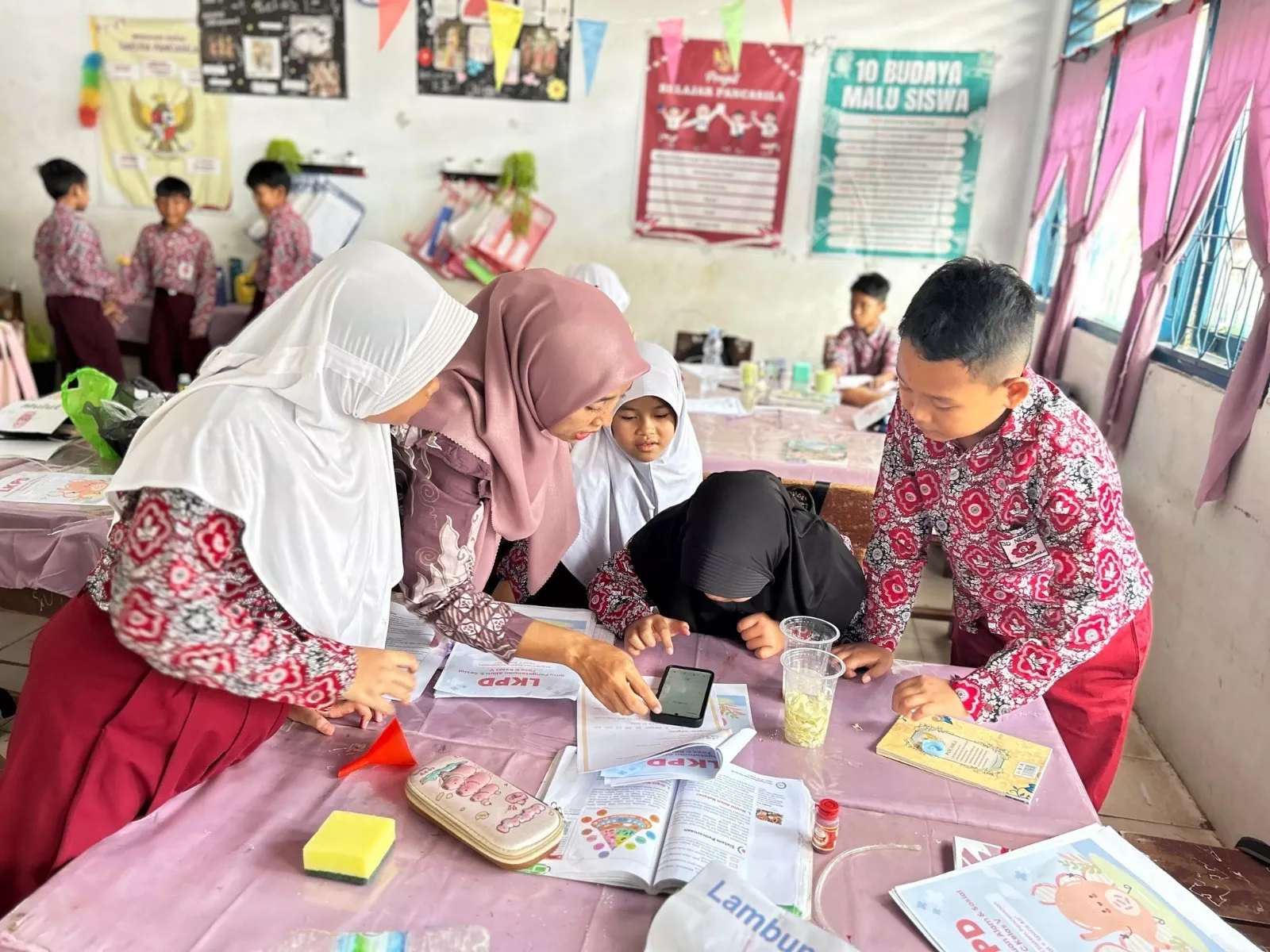 Ketika Belajar Tak Lagi Sekadar Menghafal, Kisah Guru dan Anak Anak yang Menemukan Kegembiraan di Ruang Kelas
