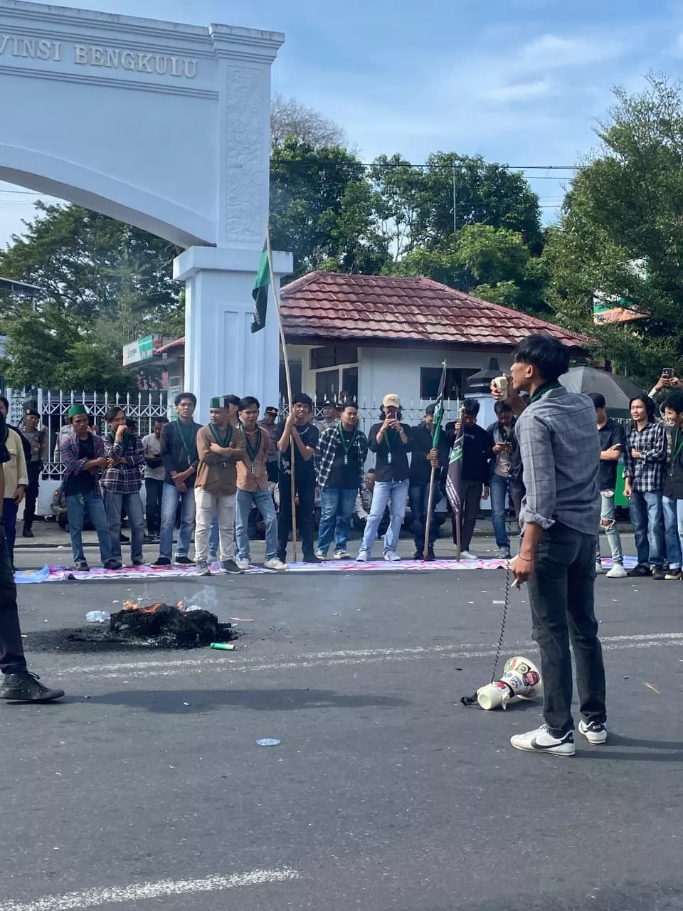 BBM Bermasalah di Bengkulu: Ratusan Kendaraan Mogok Massal, HMI UMB II Desak Pertamina Bertanggung Jawab
