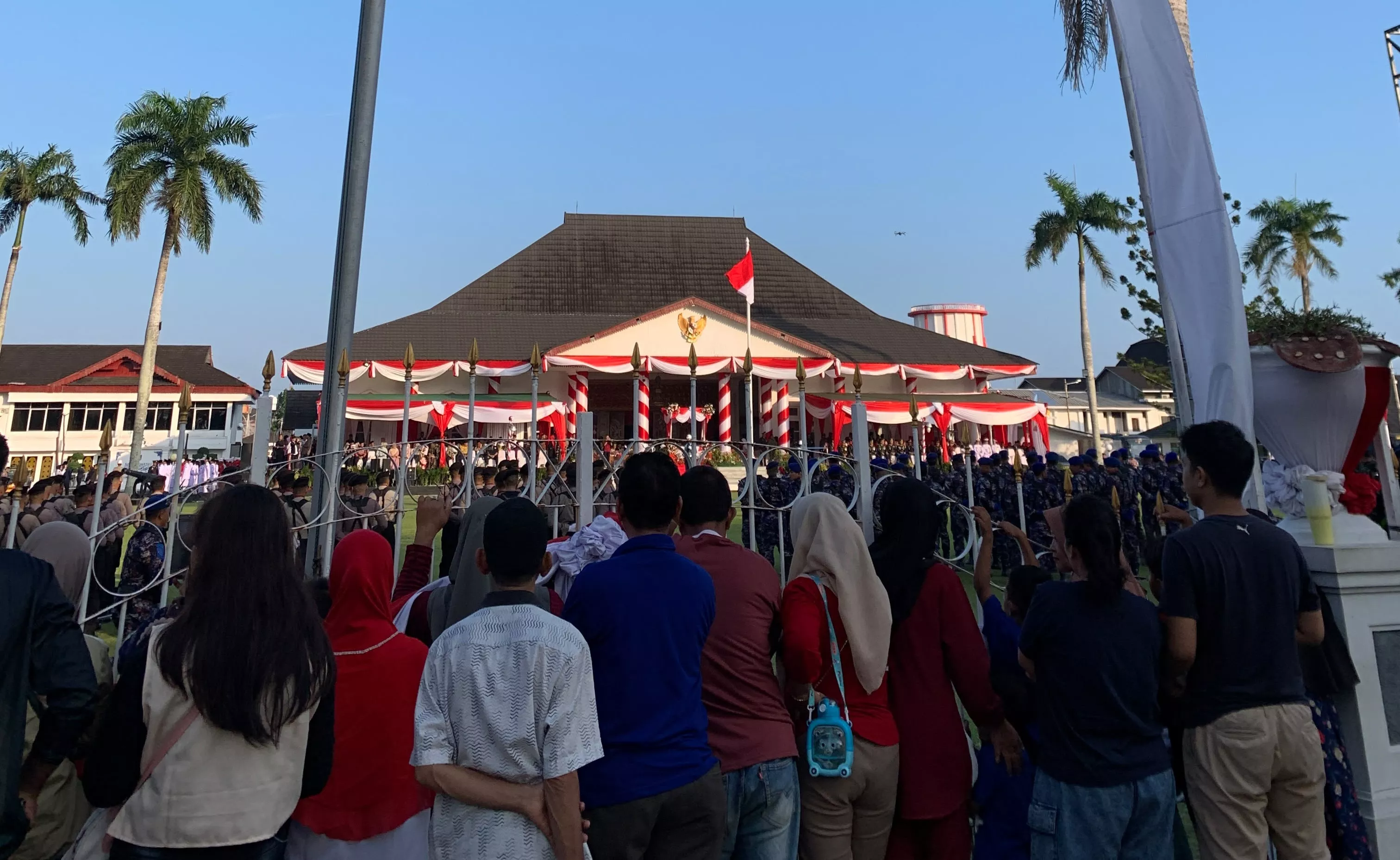 Warga Antusias Saksikan Penurunan Bendera di Balai Raya Semarak