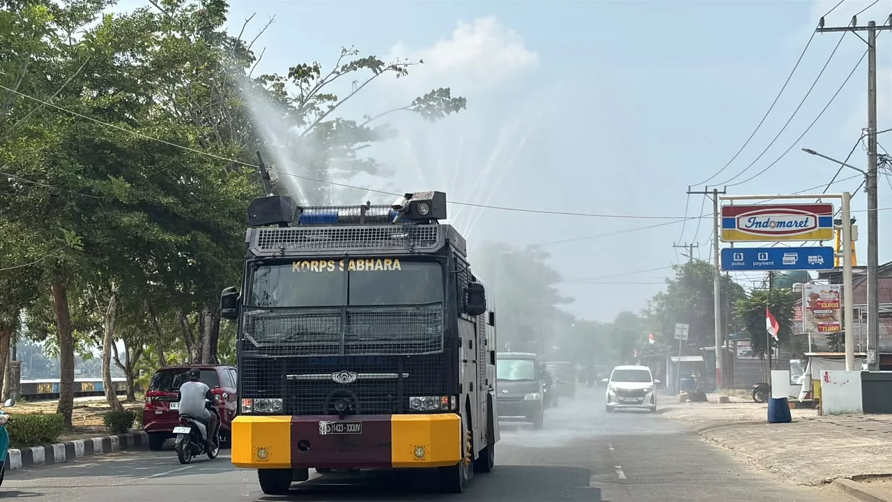 Kurangi Debu dan Dampak Karhutla, Samapta Polda Kaltara Lakukan Penyiraman Jalan