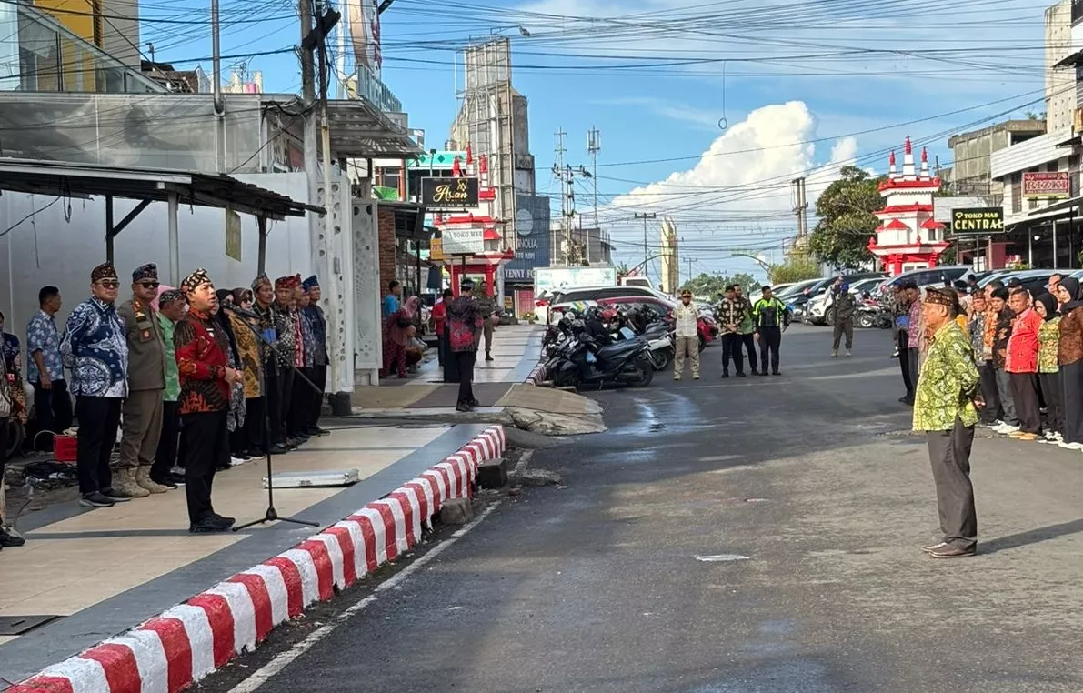 Penuhi Janji ke Pedagang, Wali Kota Dedy Wahyudi Pimpin Apel di KZ Abidin dan Borong Dagangan