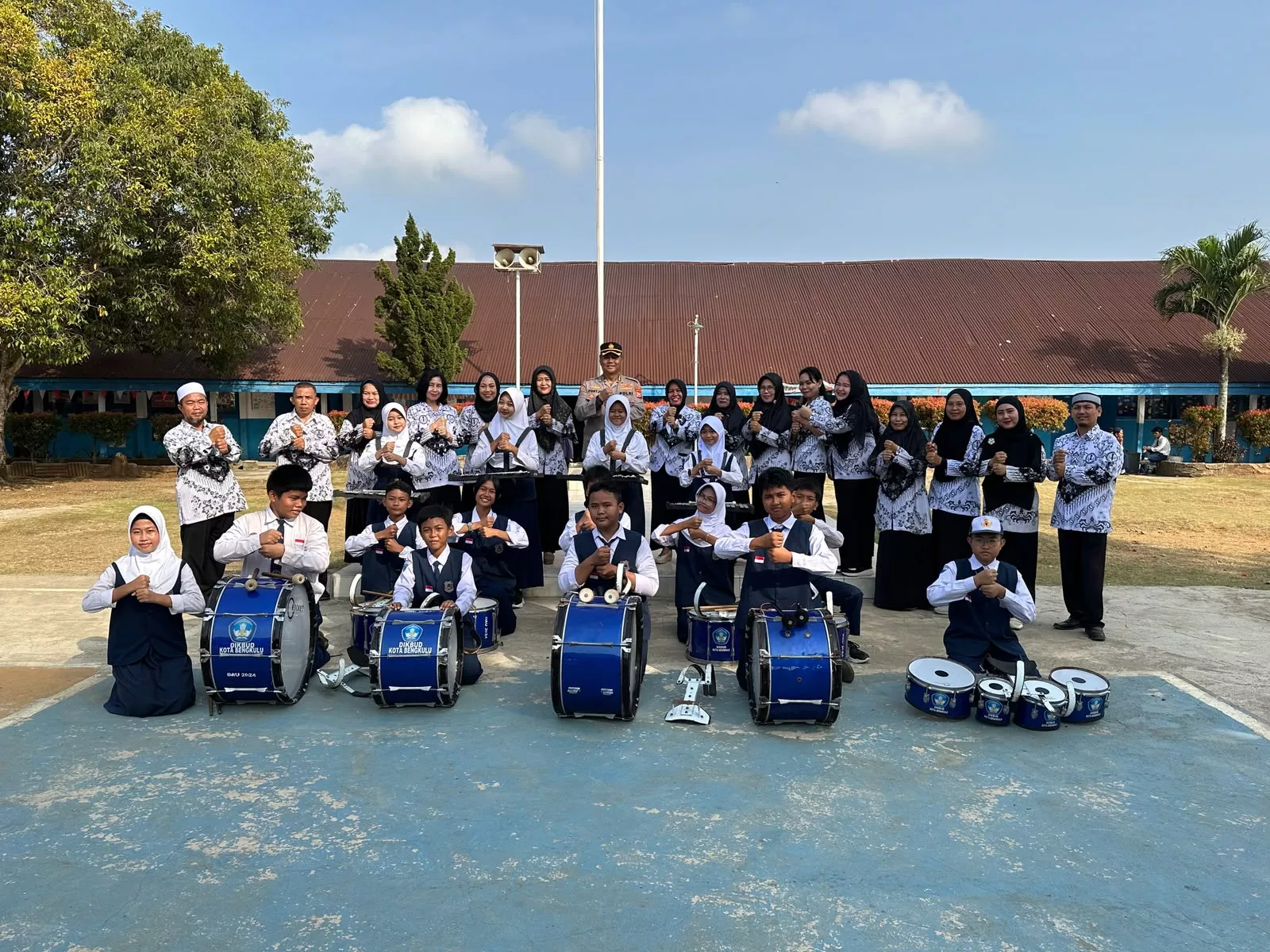 Dukung Program Quick Wins Kapolri, Karoops Polda Bengkulu Menjadi Pembina Upacara di SMPN 8 : Polisi Hadir di Dunia Pendidikan
