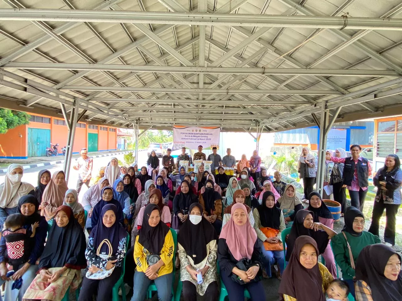 270 Ribu Warga Bengkulu Terima Bantuan Beras dan Minyak Goreng dari BULOG