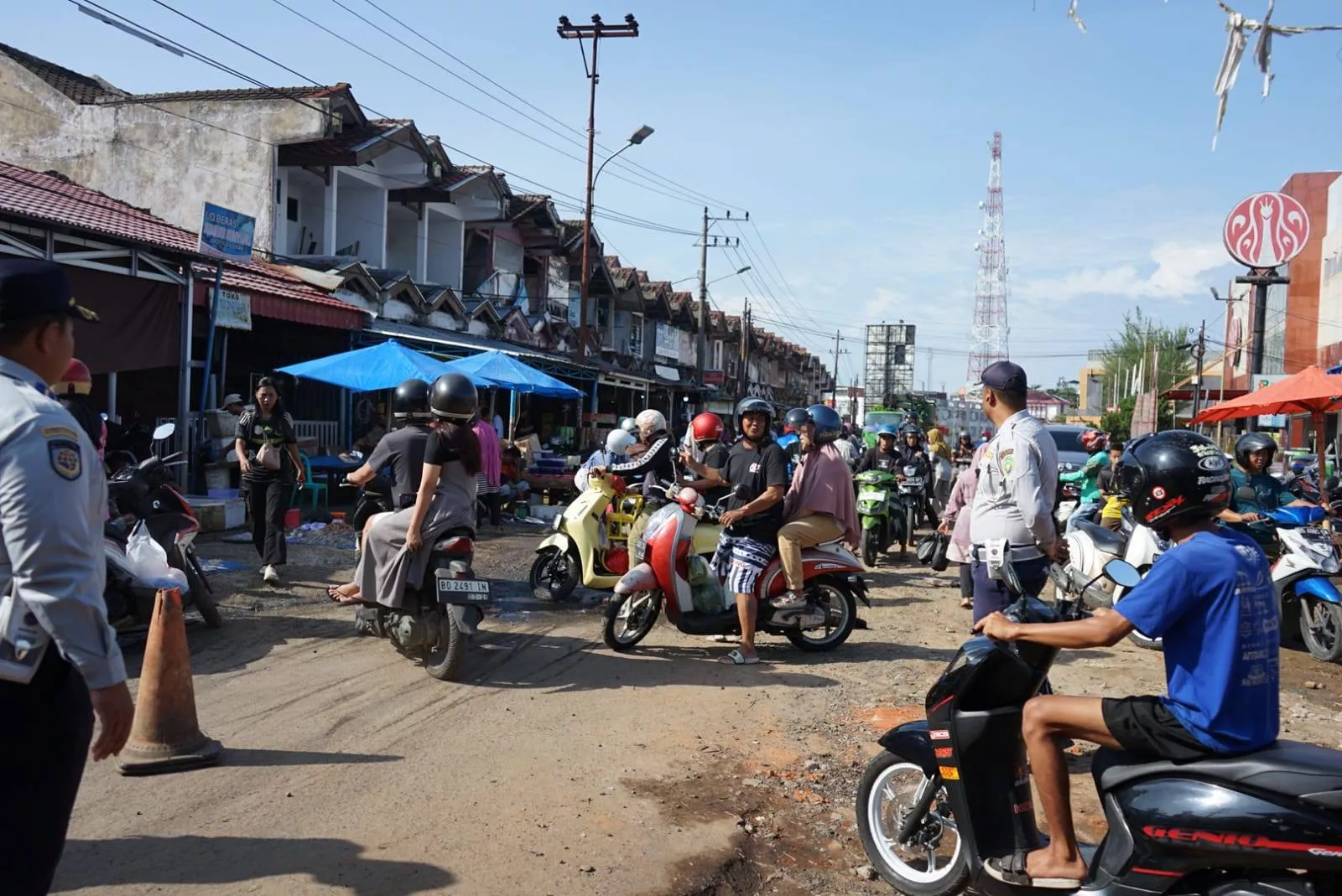 Matangkan One Way Pasar Minggu: Pohon Besar Dipangkas, Personel Gabungan Siaga di Titik Krusial