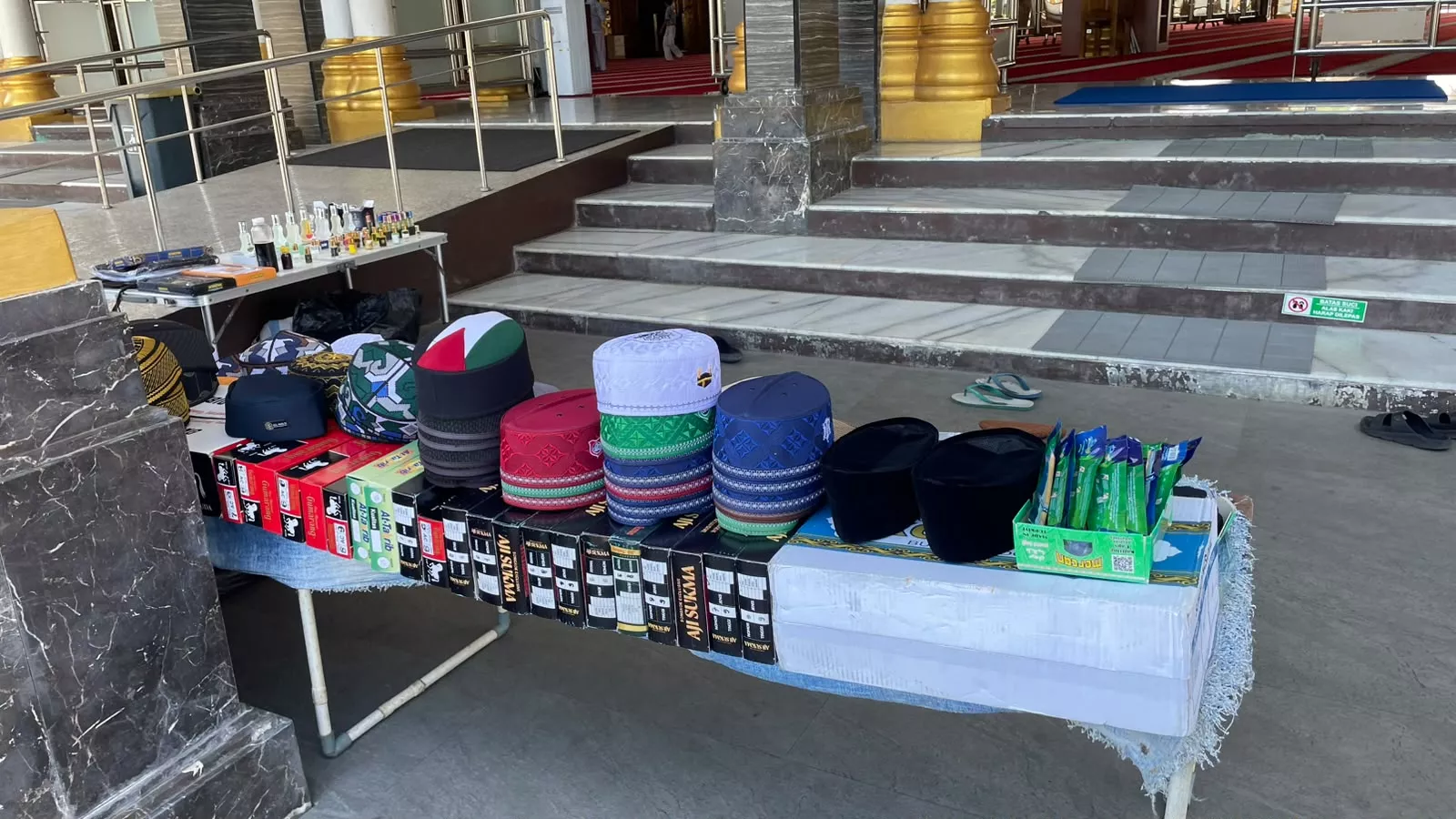 Pedagang Peci dan Perlengkapan Ibadah Raup Unung di Pelataran Masjid Raya Baitul Izzah