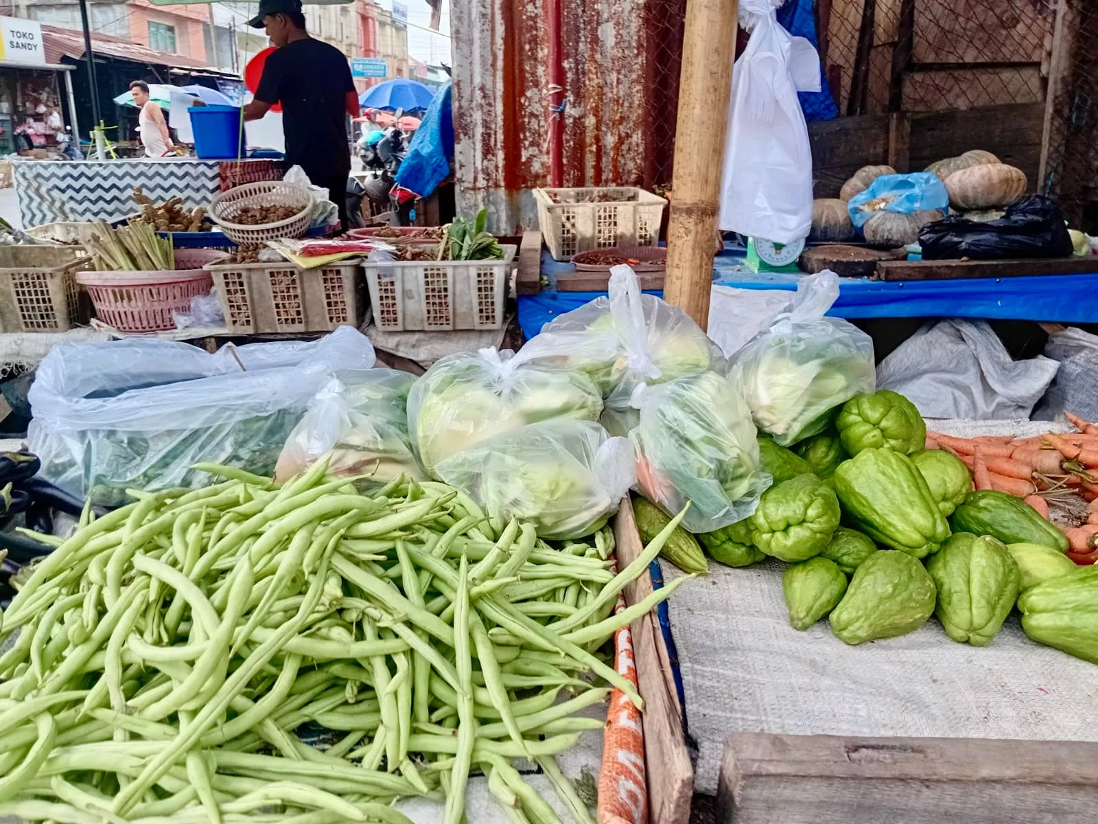 Paket Sayur dan Bumbu Serba Rp10 Ribu Jadi Andalan Pedagang Pasar Panorama