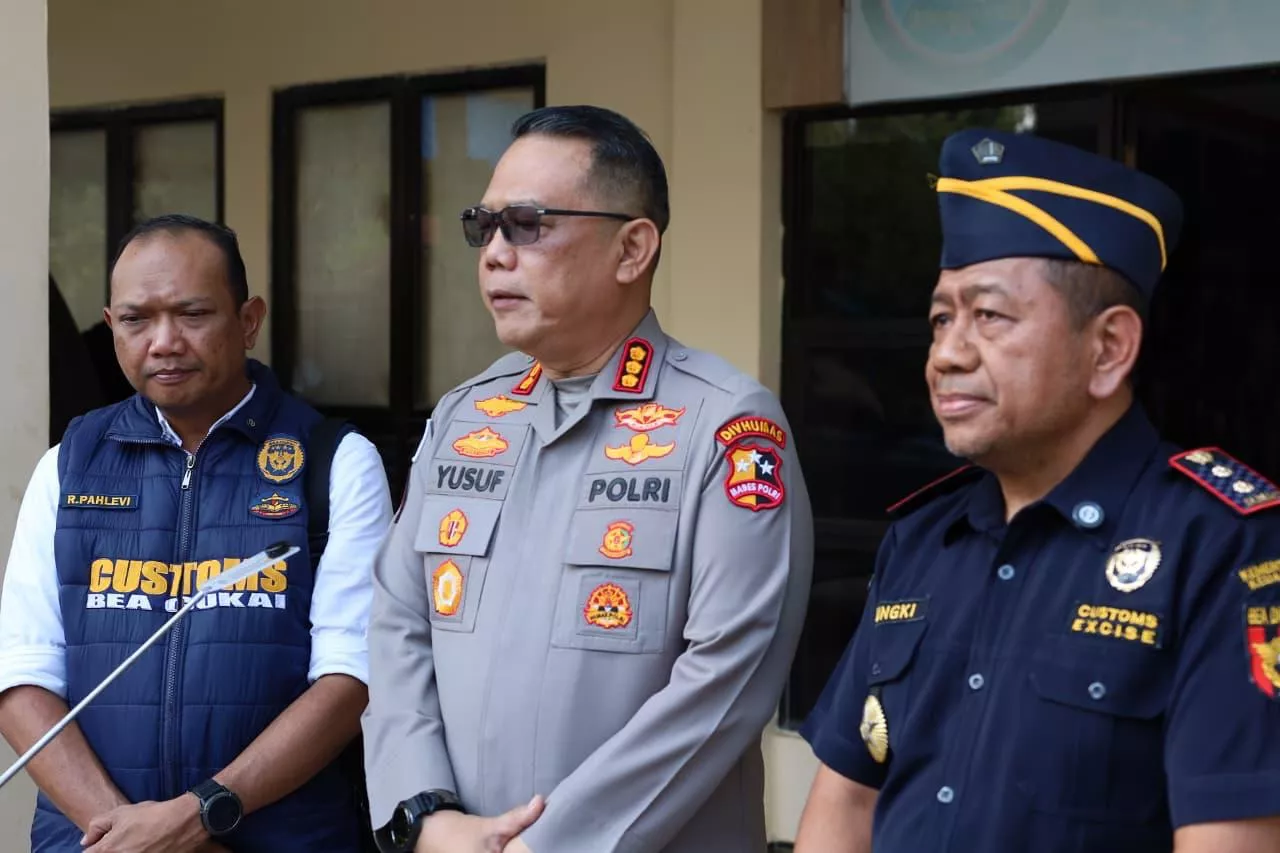 SINERGITAS BEACUKAI DAN SATGAS KEPOLISIAN OPERASI DAMAI CARTENZ DALAM UPAYA MENGAGALKAN PENYELUNDUPAN AMUNISI DI PERAIRAN JAYAPURA