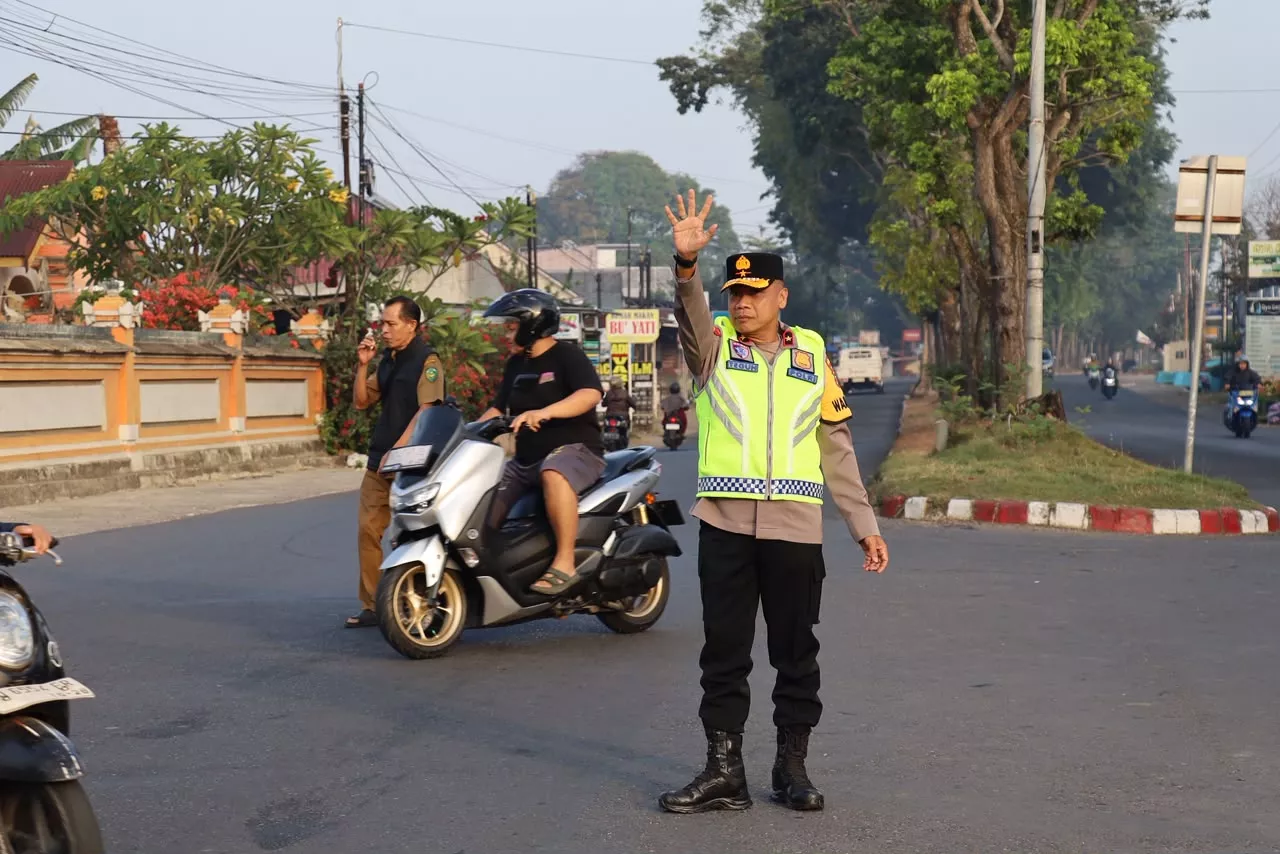 Dukung 100 Hari Program Kapolri, Wakapolda Bengkulu Bersama PJU Hadir di Tengah Masyarakat Atur Lalulintas
