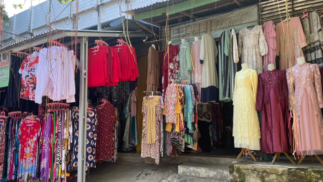 Toko Baju di Pasar Panorama Bertahan di Tengah Gempuran Online Shop