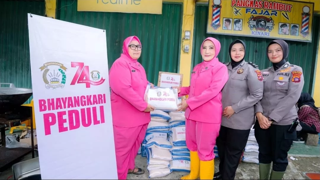 HKGB ke-74, Bhayangkari Sumbar Hadir Berikan Bantuan bagi Warga Terdampak Banjir Bandang