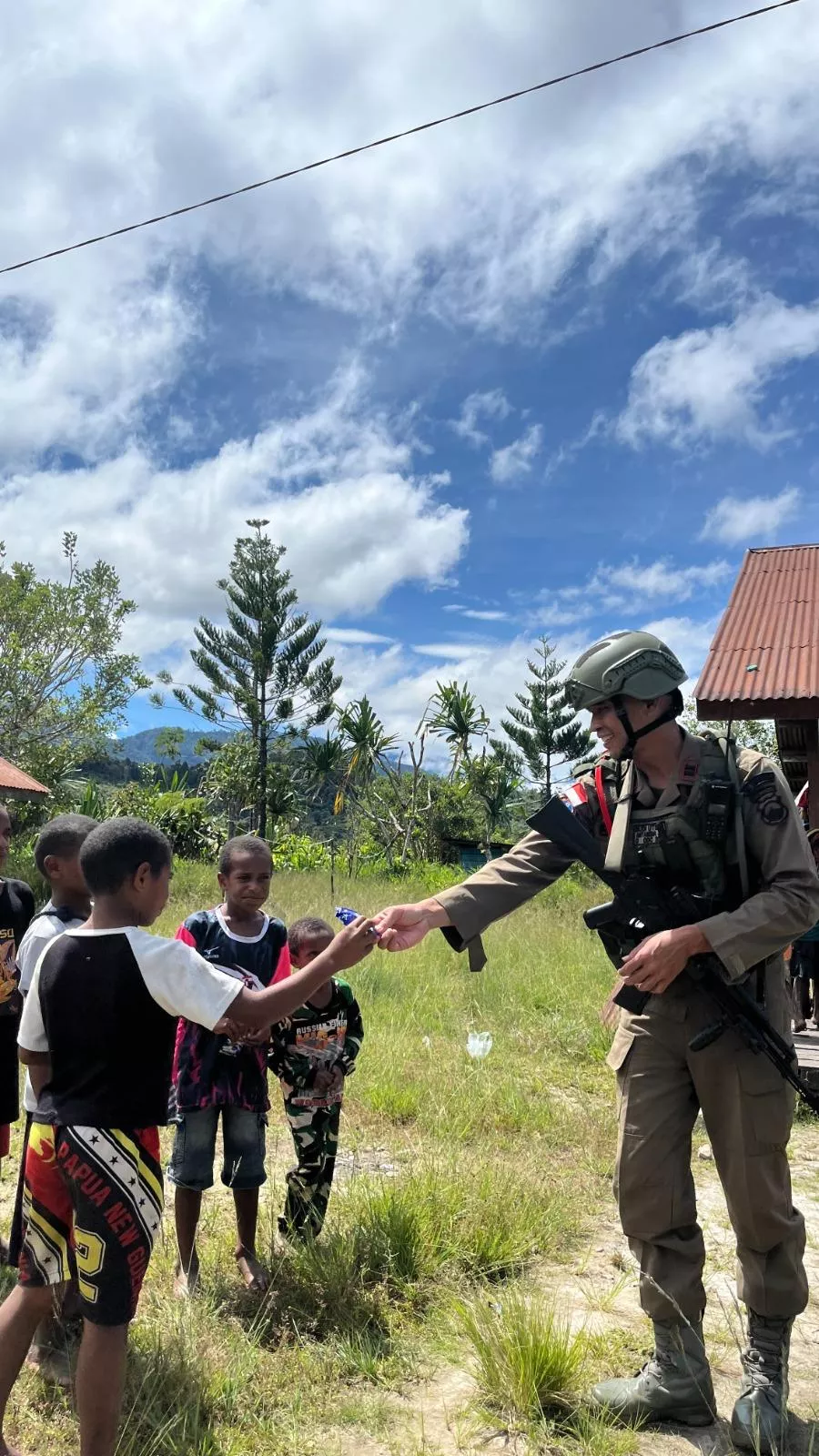 Satgas Damai Cartenz Gelar Patroli Dialogis Sambangi Warga Serambakon