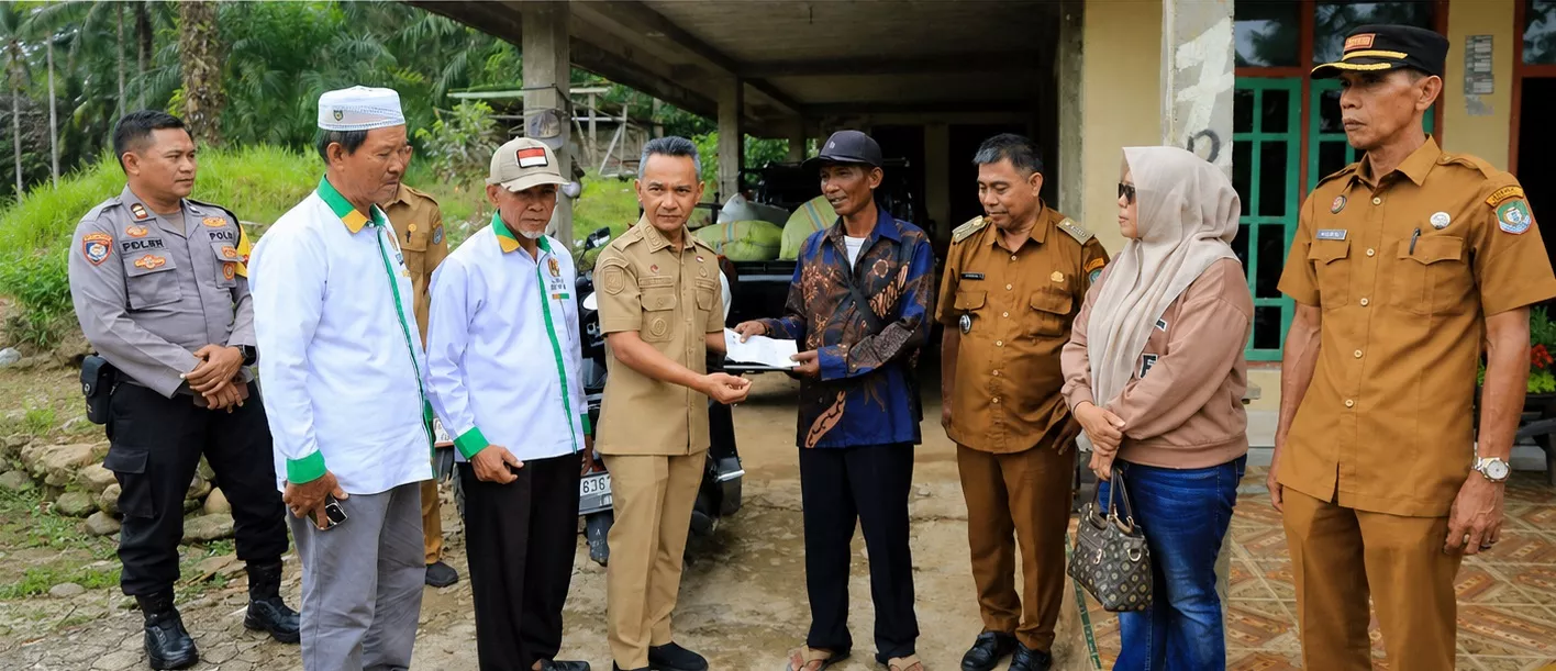 Wabup Kaur Salurkan Bantuan Korban Kebakaran di Desa Sinar Mulya, Ingatkan Warga Waspadai Korsleting