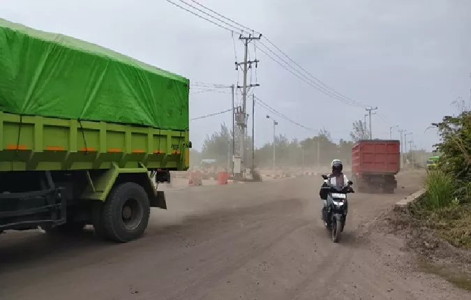  Menanti Jalan Baru 2026, Warga Teluk Sepang Masih Menghirup Debu Hari Ini
