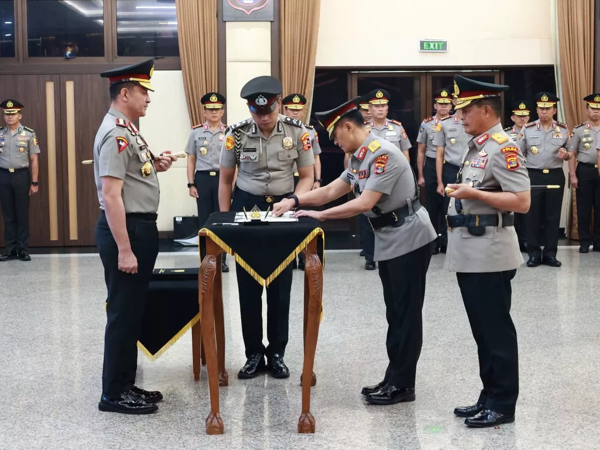 Kapolri Pimpin Sertijab Kakorlantas dan Tiga Kapolda di Mabes Polri