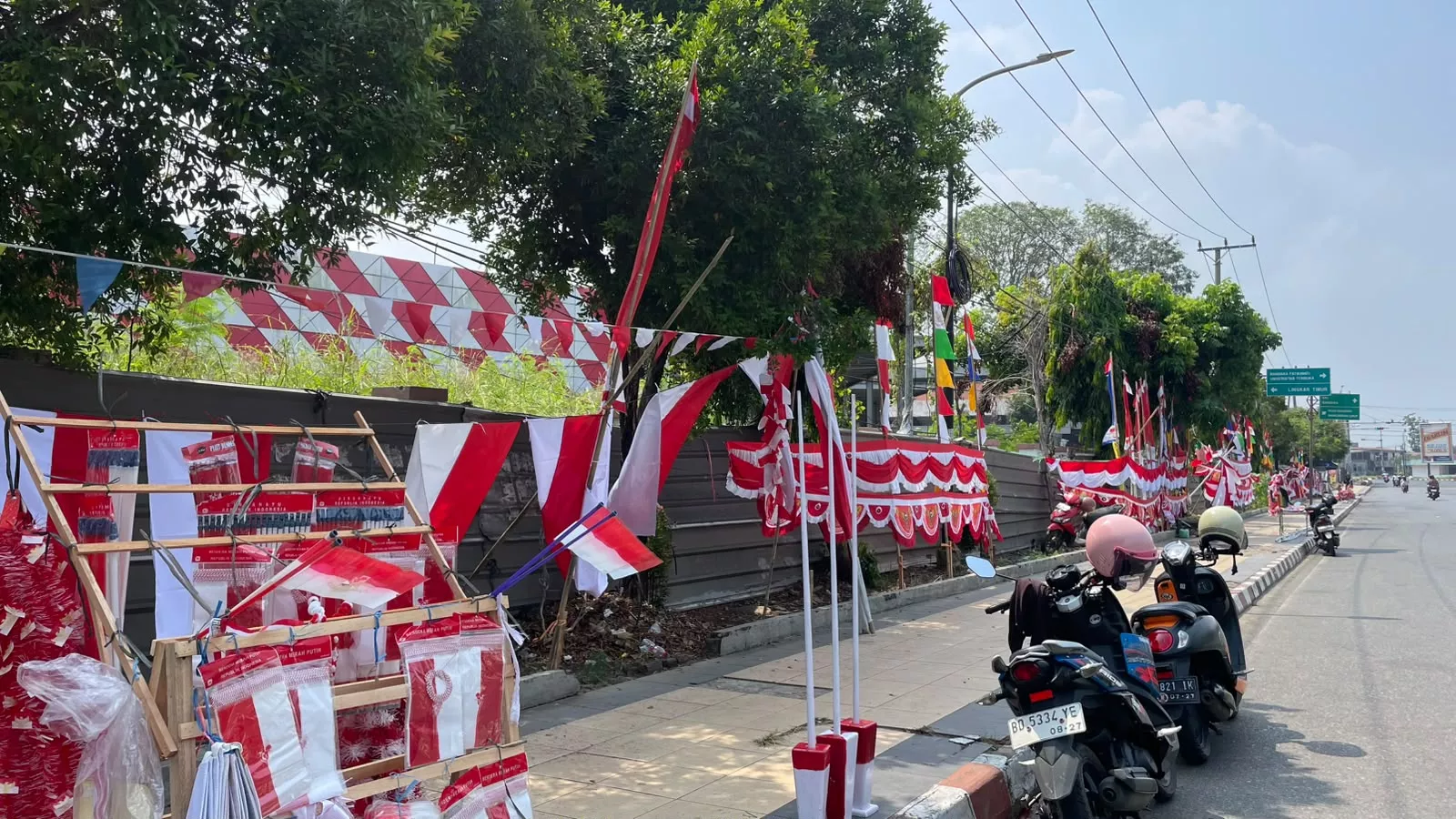 Pedagang Atribut Kemerdekaan Mulai Ramai Jelang HUT ke-81 RI