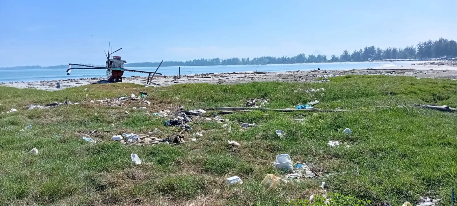 Sampah di Pantai Pondok Besi Menumpuk, Warga Harap Ada Pembersihan Rutin dari Pemerintah