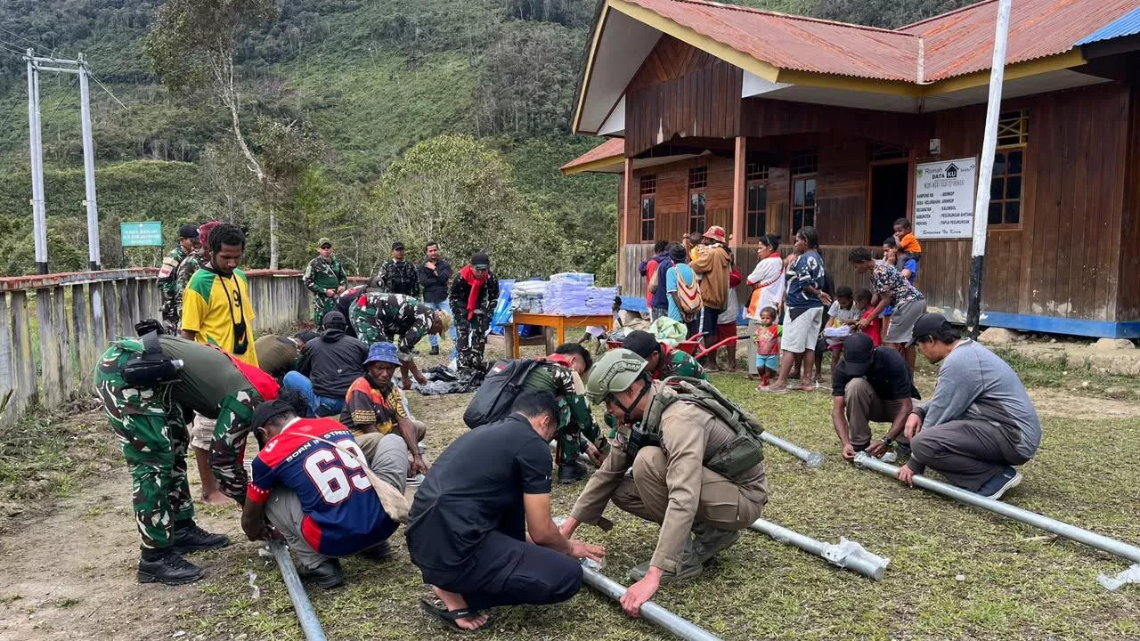 LAMPU SOLAR PANEL TERANGI ARINKOP, WARGA SAMBUT HANGAT KEHADIRAN SATGAS DAMAI CARTENZ DAN SATGAS TNI