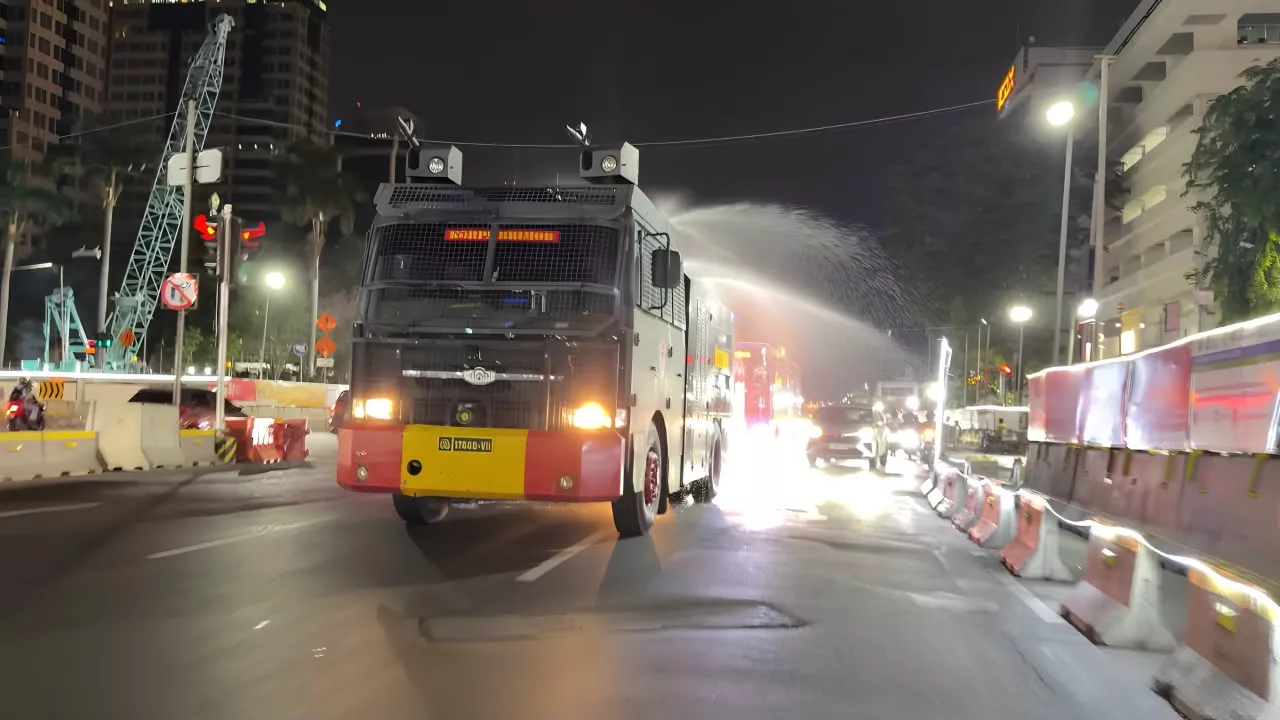 Brimob Polda Metro Jaya Semprot Jalan dan Bagikan Masker Antisipasi Abu Vulkanik Anak Krakatau