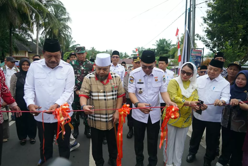 Helmi-Mian Tuntaskan 7 Km Jalan Seluma, Target Kan 16 Ambulans dan 3 Ruas Baru di 2026
