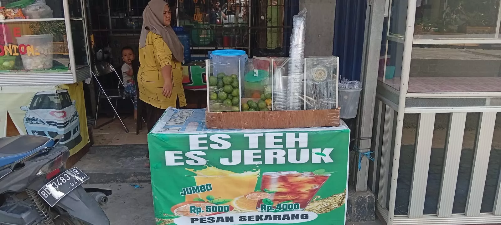 Meski Banyak Minuman Kekinian, UMKM Ini Tetap Diminati Pelanggan