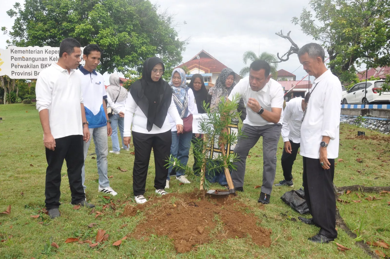 Menanam Harapan Untuk menjaga Bumi, Gerakan ASRI BKKBN Tanam Ratusan Bibit Pohon