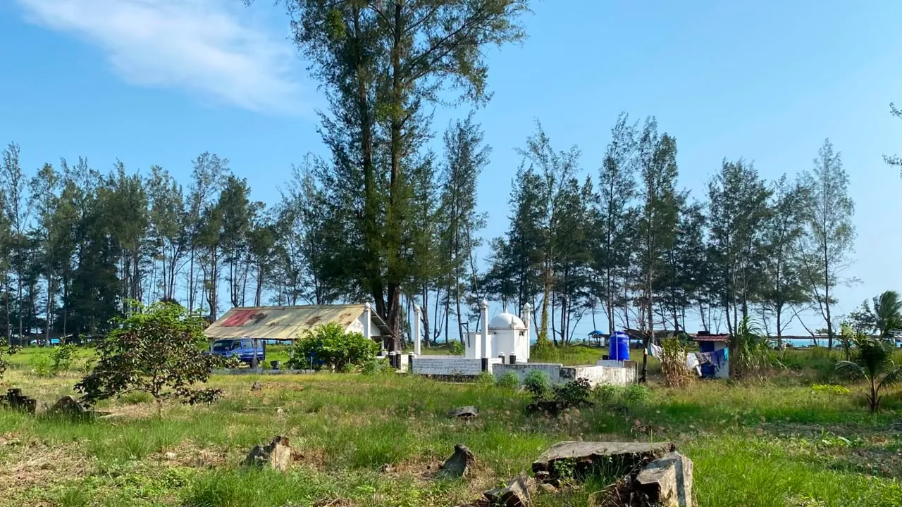 Masjid Tanpa Atap di Pantai Berkas Jadi Daya Tarik Wisatawan