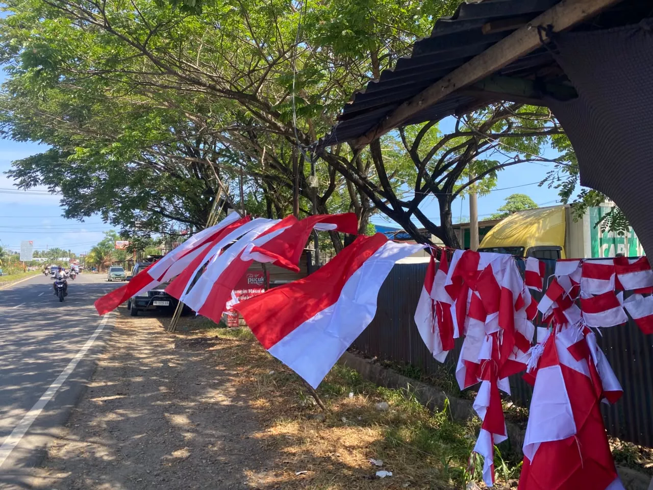 Penjualan Bendera Merah Putih di Simpang Bumi Ayu Bengkulu Menurun Jelang HUT RI ke-81