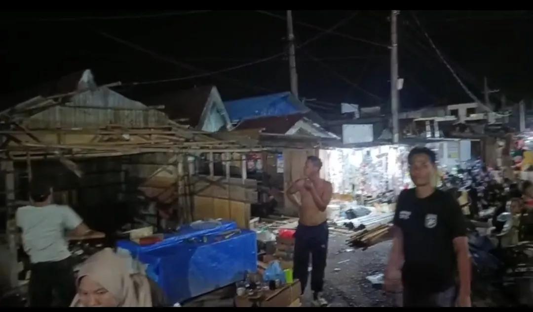 Kesadaran Tumbuh, Pedagang Jalan Salak Bongkar Mandiri Lapak di Badan Jalan