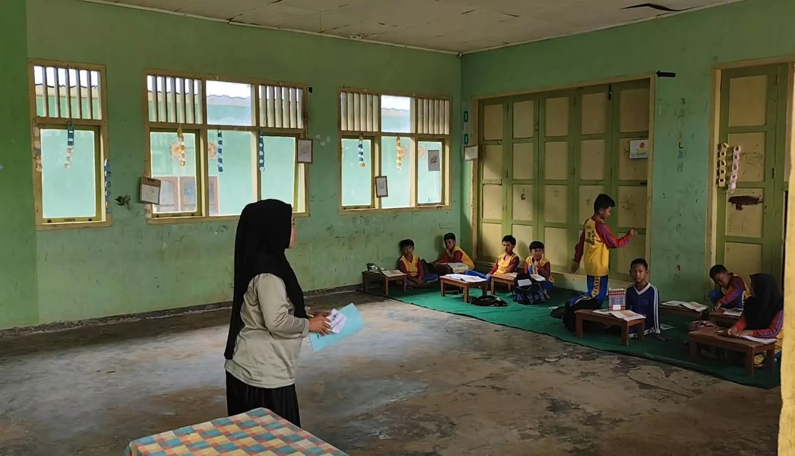 Siswa Kelas VI SDN 127 Rejang Lebong Belajar Lesehan