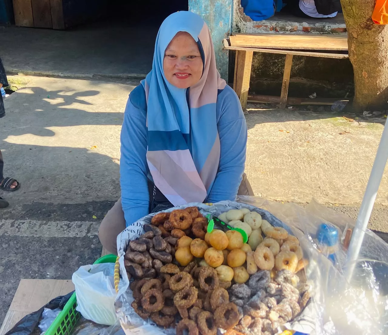 Cita Rasa Kue Ketan Gula Merah Masih Jadi Primadona Pasar Panorama