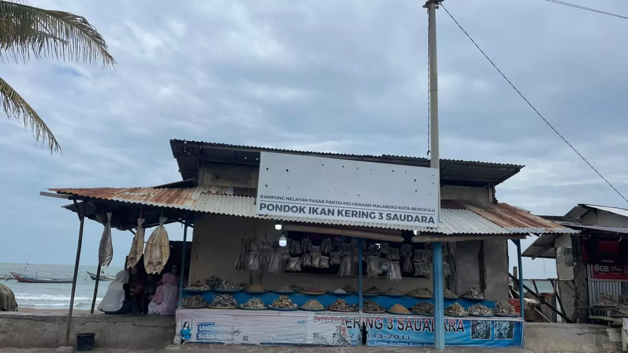 Harga Ikan Asin Naik, Pedagang di Pantai Malabero Keluhkan Kelangkaan Solar