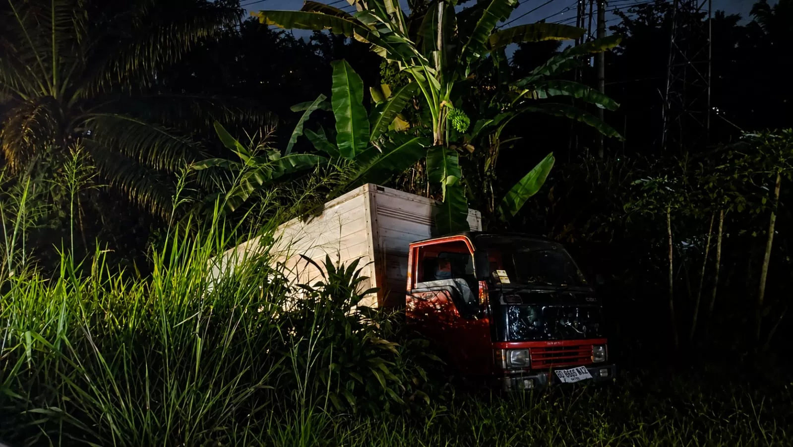 Sopir Mengantuk, Truk Boks Pengangkut Barang Keluar Jalur di Jalan Raden Patah