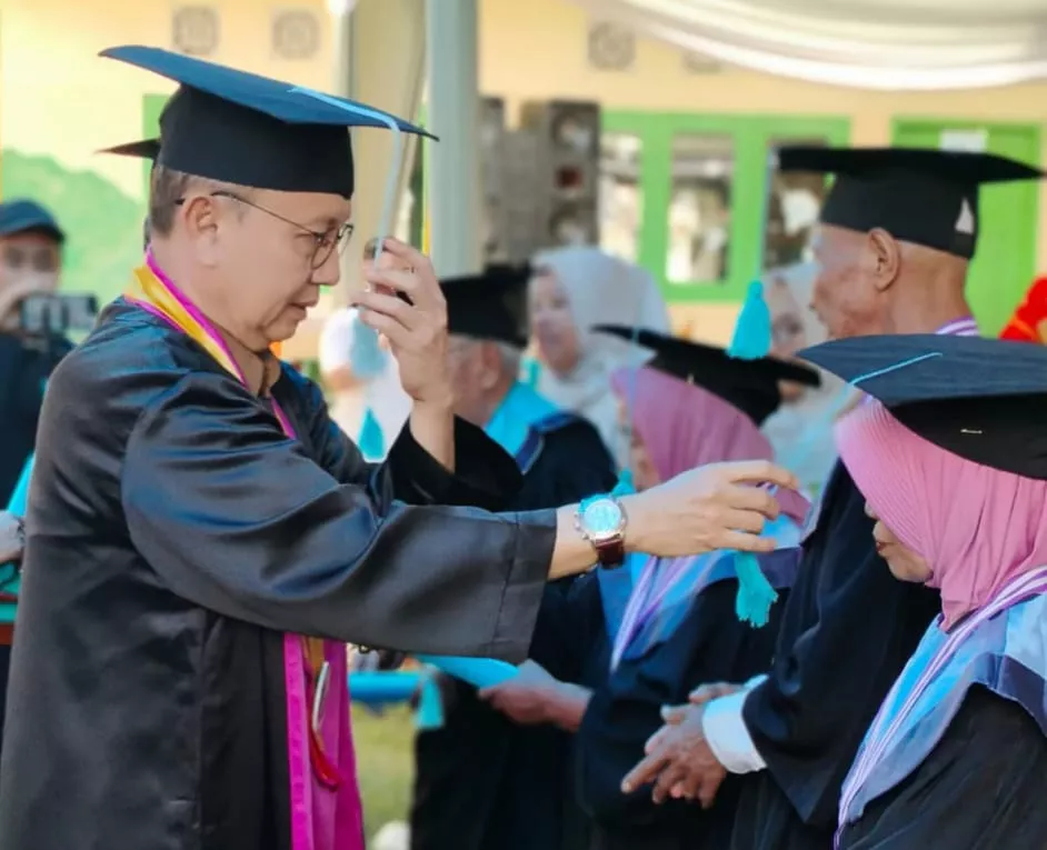 Perkuat Peran Sosial Lansia, Pemkab Seluma Lepas Puluhan Wisudawan Sekolah Lansia