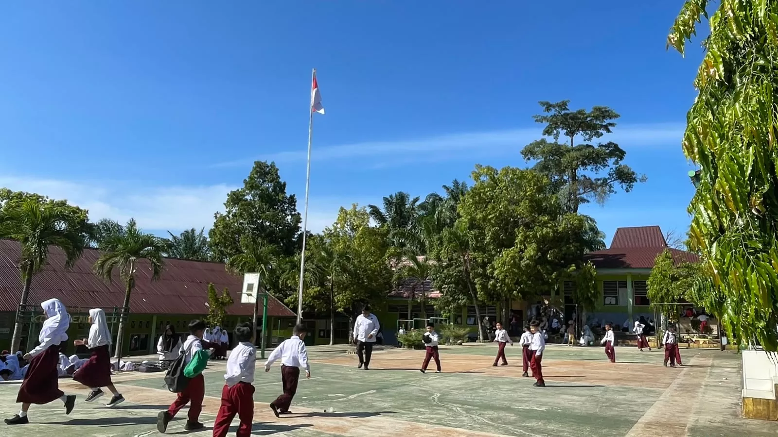 Tahun Ajaran Baru Dimulai, Suasana Hari Pertama Sekolah di Kota Bengkulu Penuh Antusias