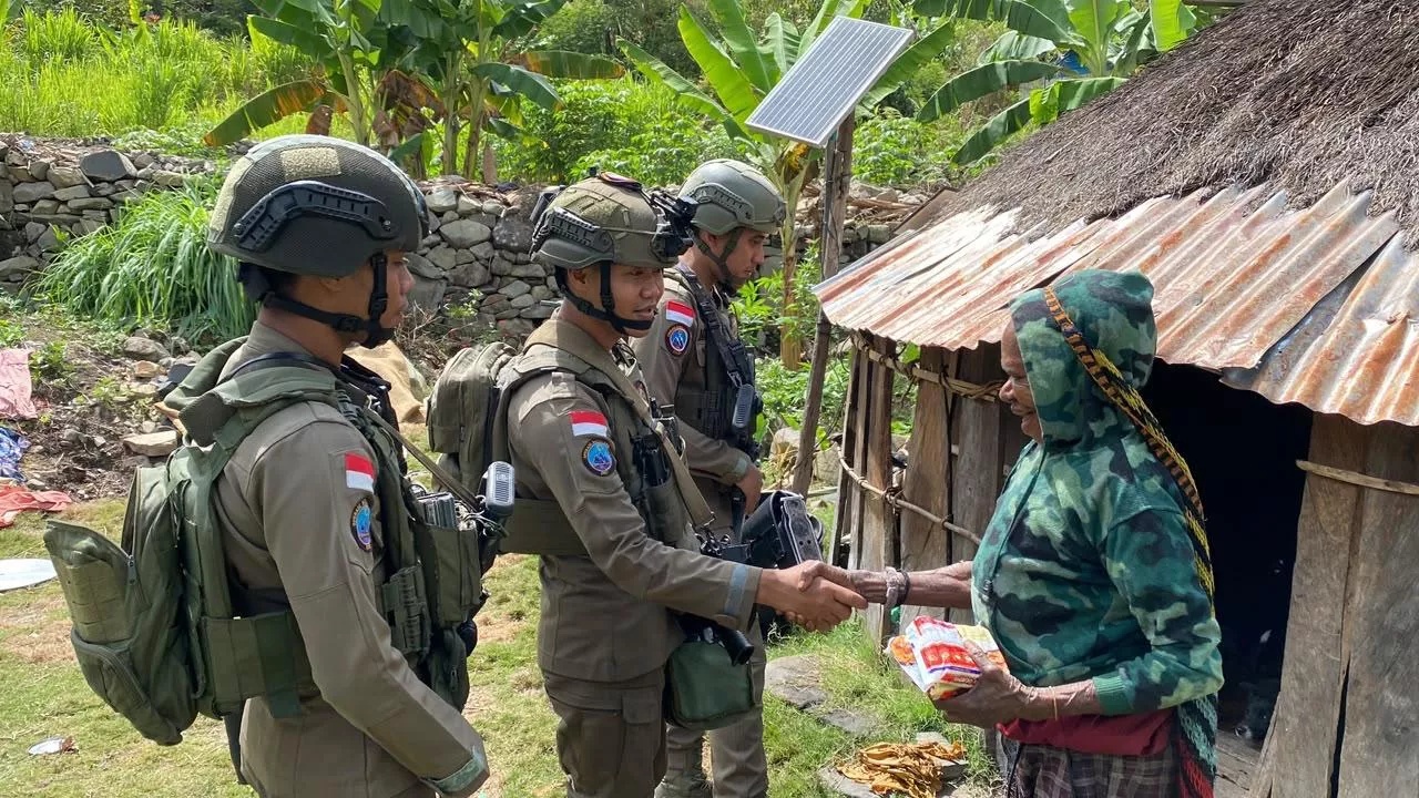 Warga Disapa, Anak-Anak Diajak Ceria: Patroli Humanis Satgas Damai Cartenz di Muara