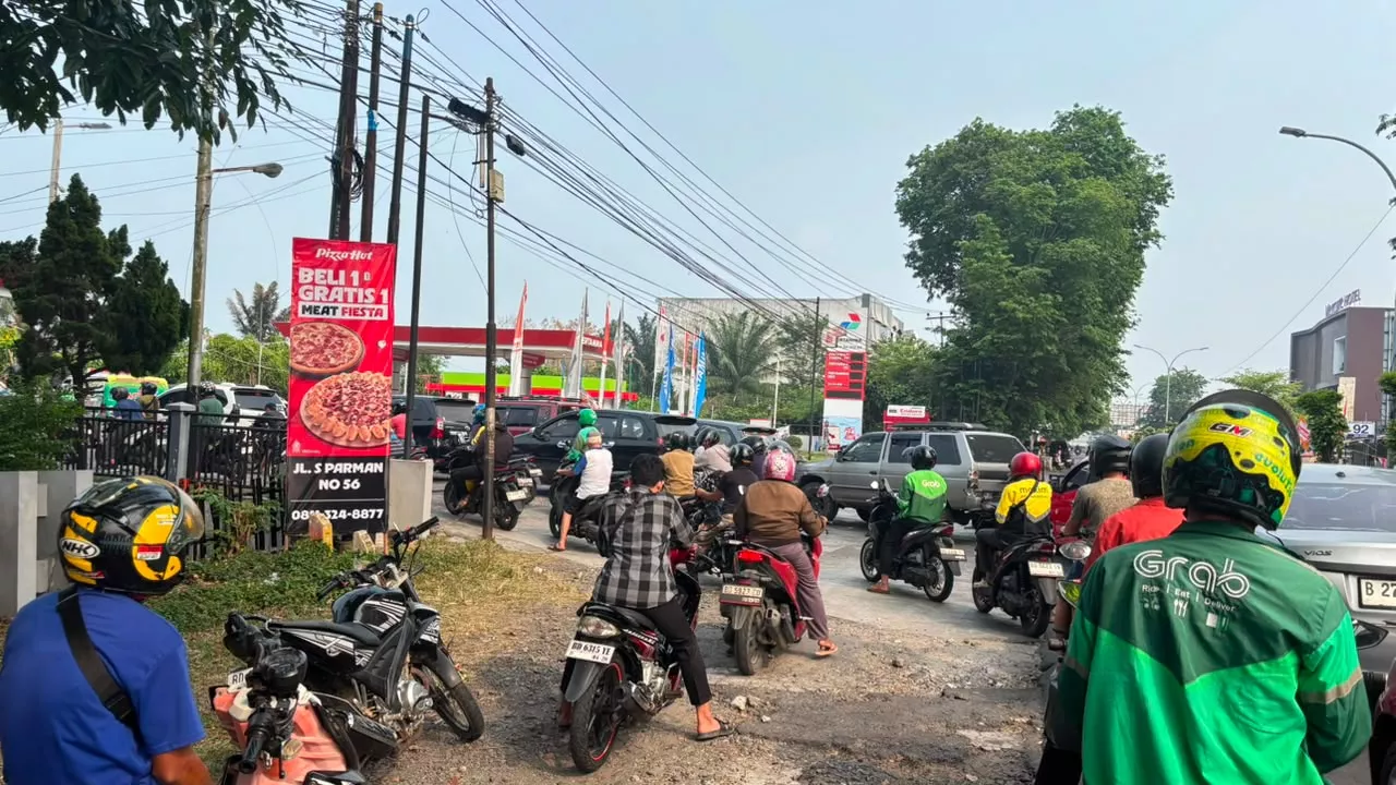 Pasokan BBM Terlambat, Antrean Kendaraan Mengular hingga Pinggir Jalan