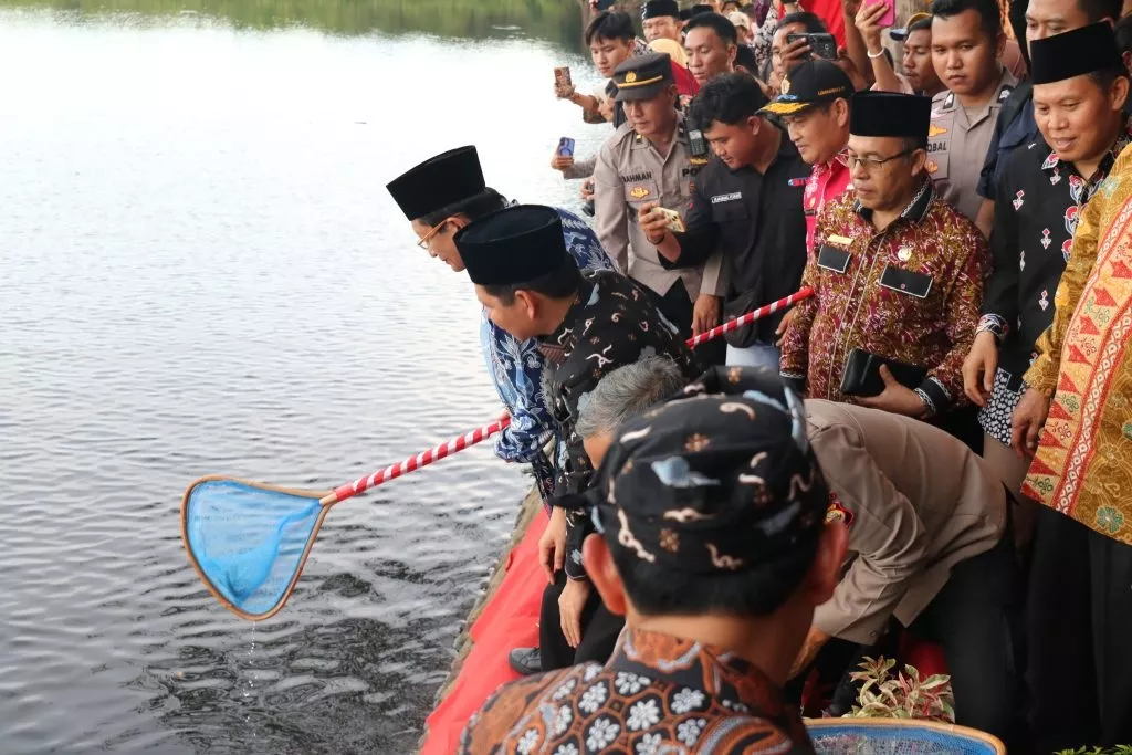 Menag Nasaruddin Umar Tebar Benih Ikan di Danau Dendam Tak Sudah, Soroti Kerukunan Umat di Bengkulu