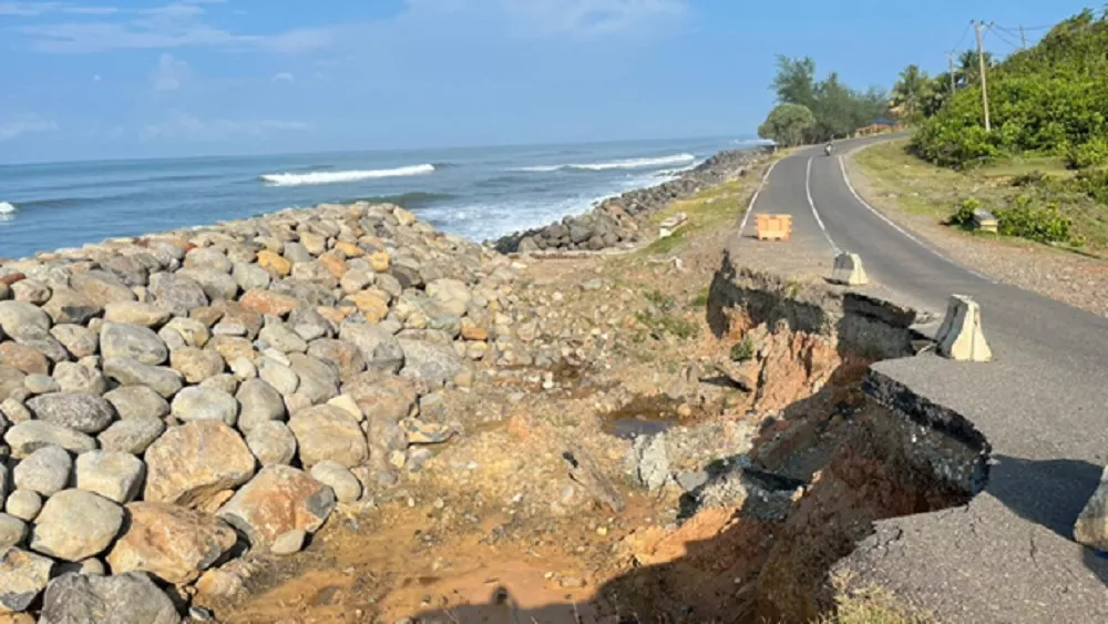 Abrasi Rusak Jalan Pantai Urai, Warga Khawatir Keselamatan Terancam