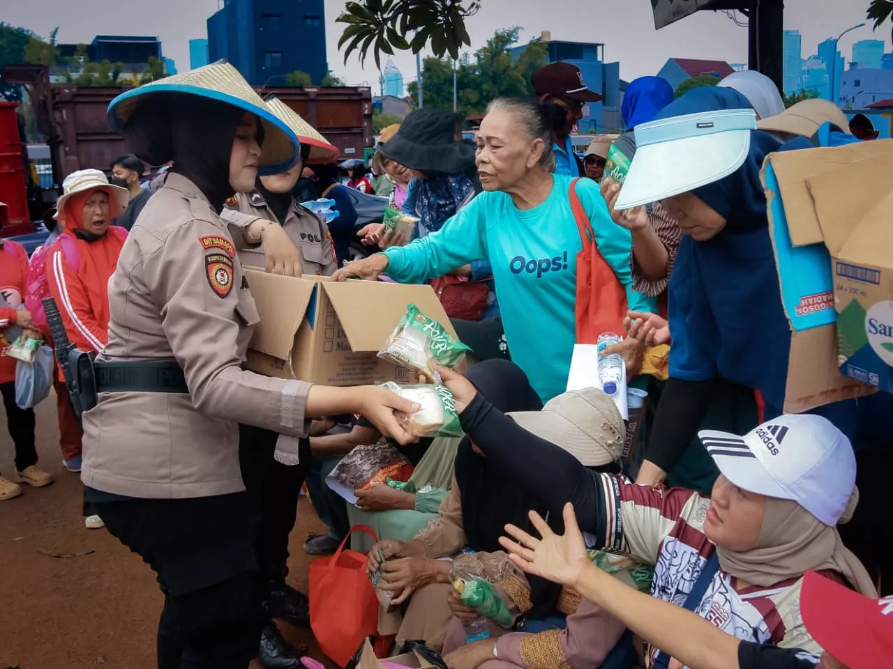 Polda Metro Jaya Bagikan Air Minum dan Makanan Ringan kepada Peserta Penyampaian Aspirasi