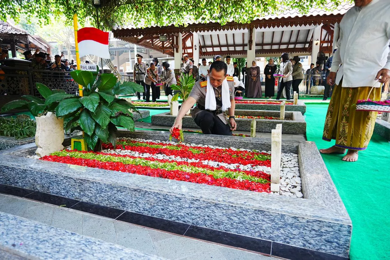 Jelang Hari Bhayangkara, Kapolri Ziarah ke Makam Gus Dur 