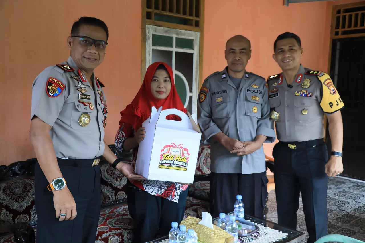 Bentuk Kepedulian, Kapolda Bengkulu Berikan Tali Asih Kepada Personel Polres Benteng Yang Sakit Menahun