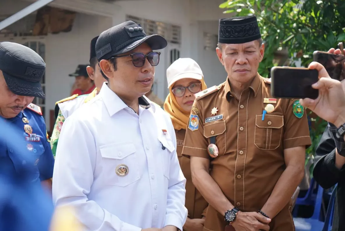 Wali Kota Bengkulu Dedy Wahyudi Imbau Warga Waspada Instalasi Listrik, Serahkan Bantuan Pascakebakaran di Nusa Indah