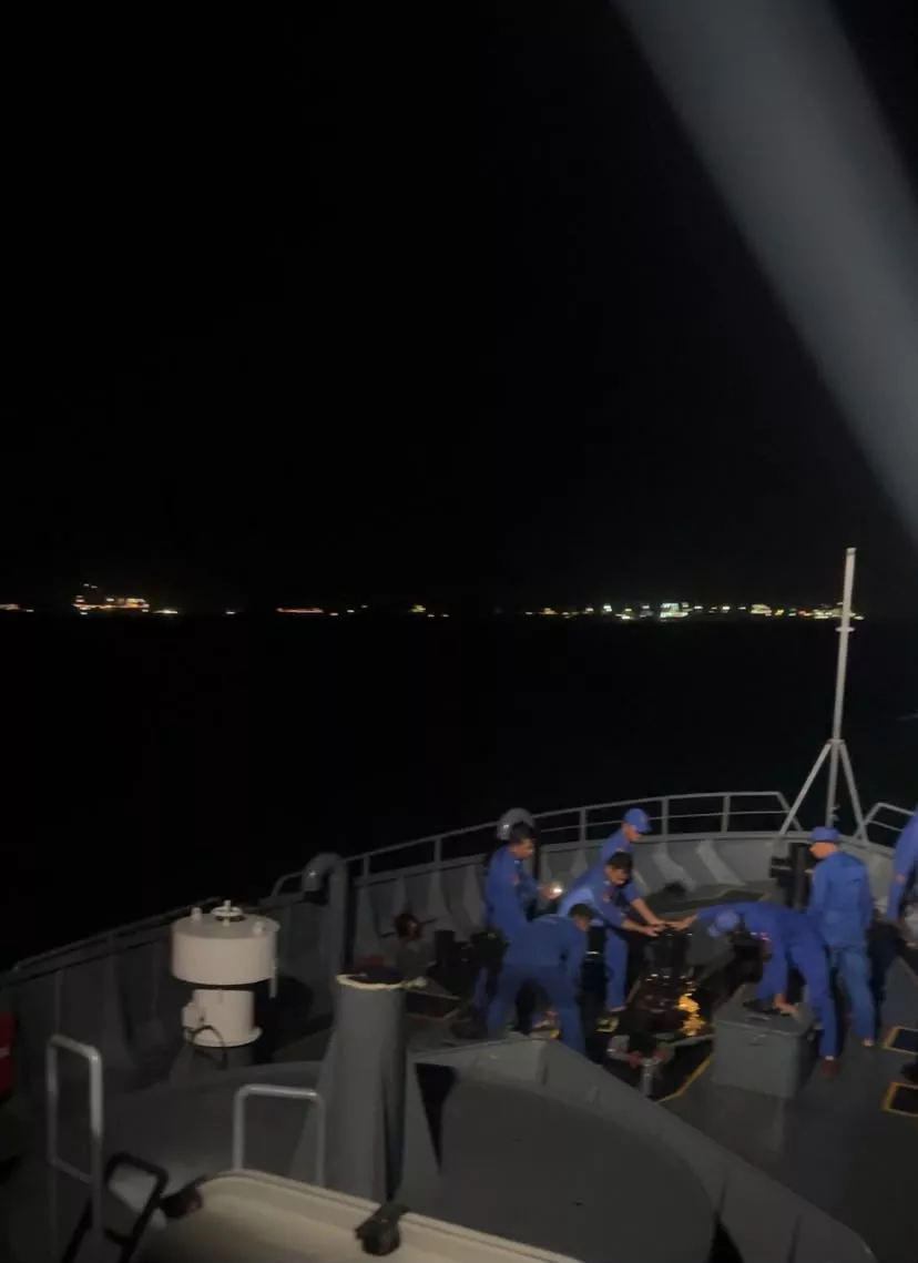 GELOMBANG KURANG BERSAHABAT, KAPAL POLRI TETAP SISIR LAUT BERSAMA TIM SAR CARI KORBAN KM VIRGO TRANSPORT 8