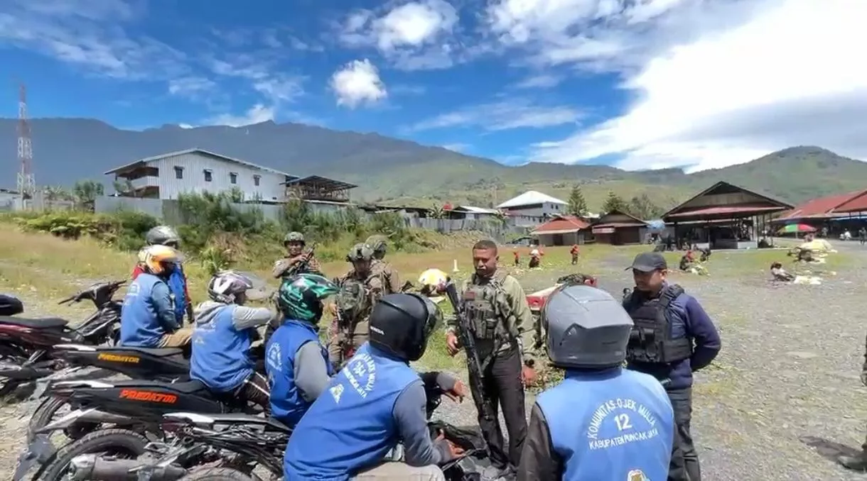 Patroli Humanis Satgas Ops Damai Cartenz Sambangi Pedagang dan Tukang Ojek di Mulia