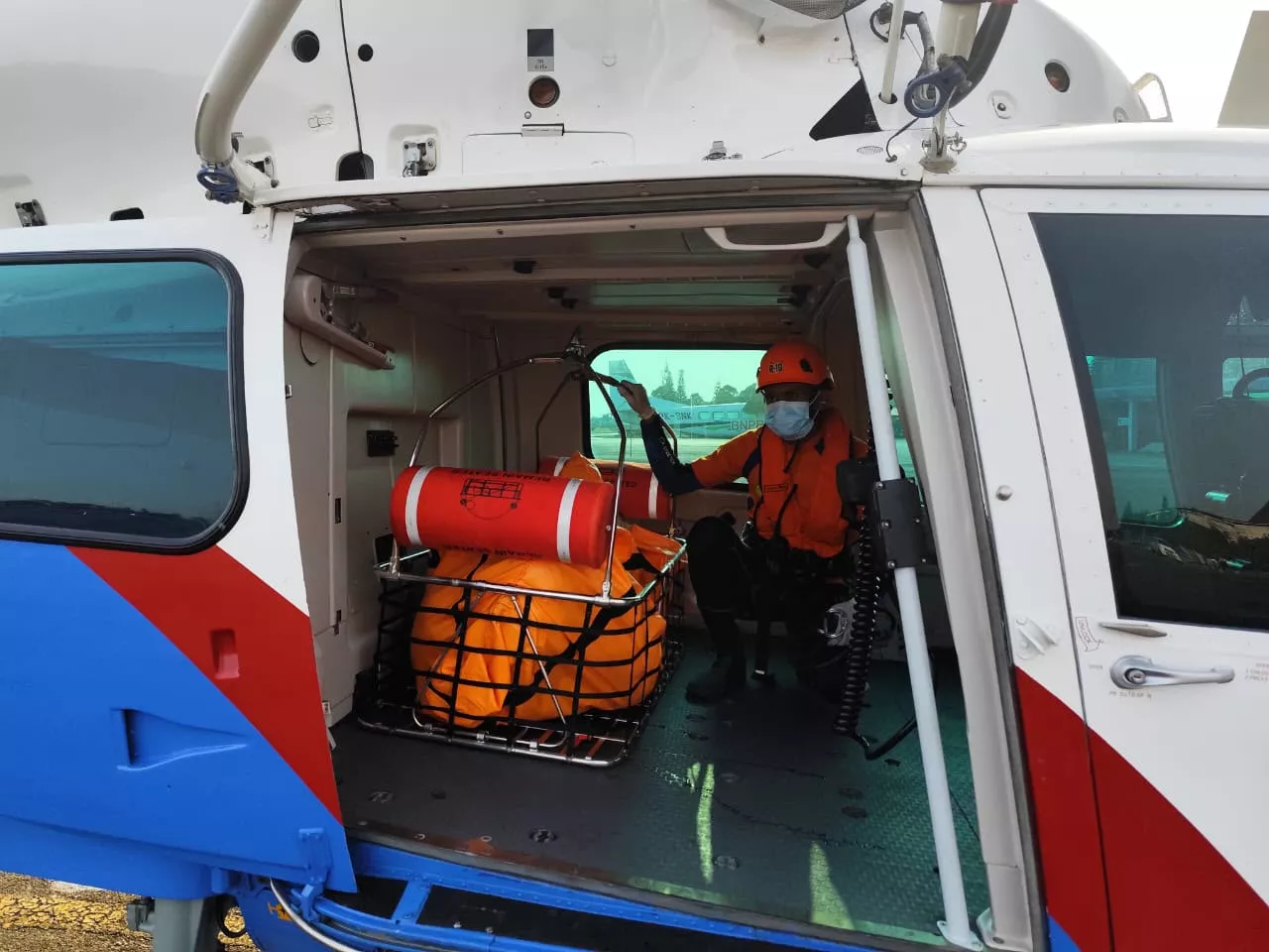 30 MIL LAUT DARI DARAT, HELIKOPTER POLRI EVAKUASI JENAZAH KORBAN KM VIRGO TRANSPORT 8