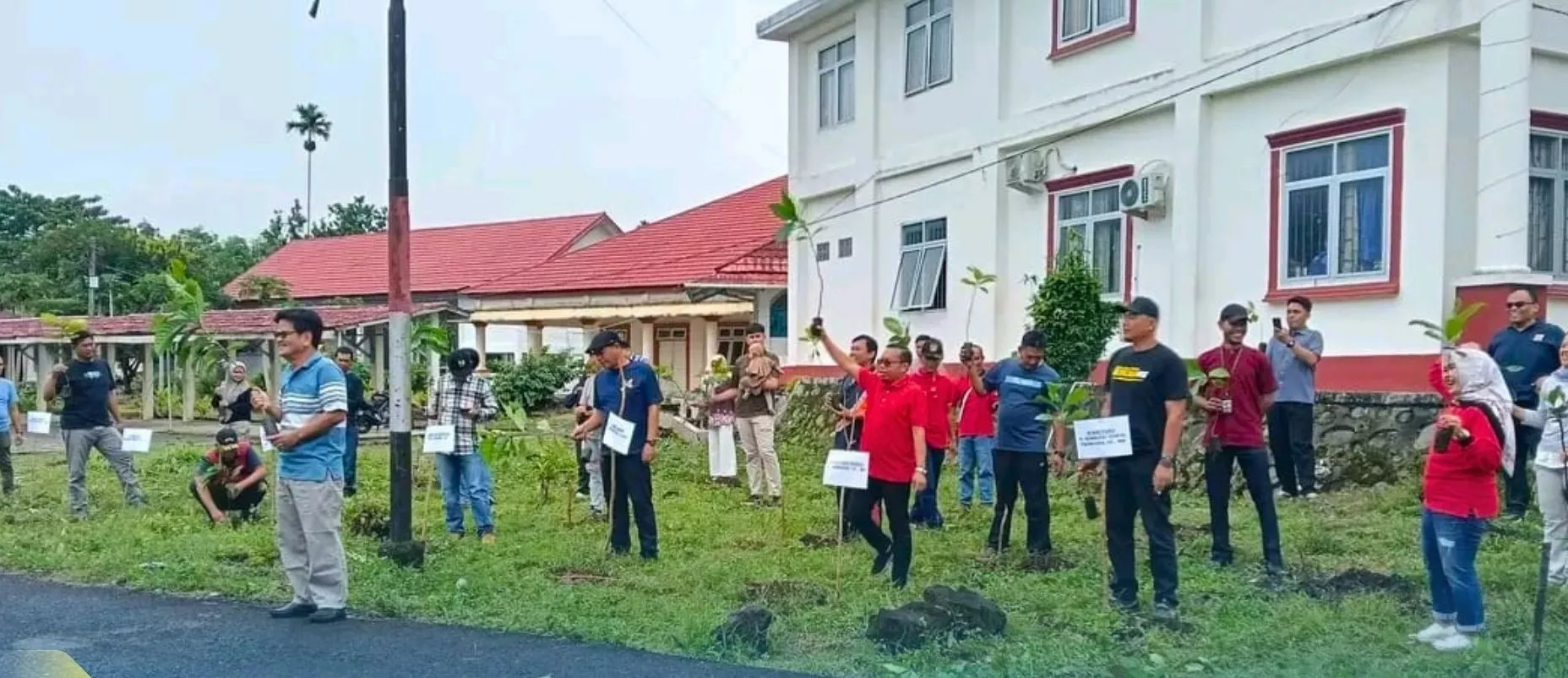 Perkuat Visi Nata-Hafizh, Dinas PUPR Akselerasi Ikon Kopi Melalui Aksi Penanaman Serentak