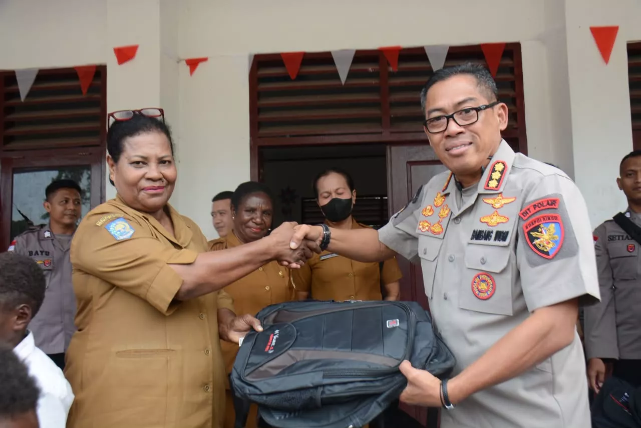 Satgas Damai Cartenz Bagikan Tas dan Alat Tulis untuk Masa Depan Papua