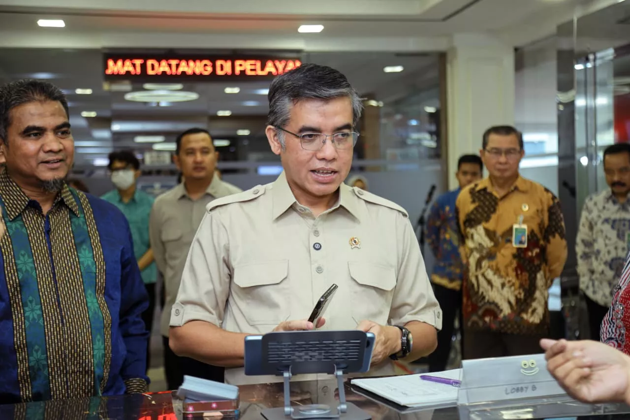 Menaker Tinjau Posko THR dan BHR Keagamaan 2026, Pastikan Hak Pekerja Terlindungi Jelang Lebaran